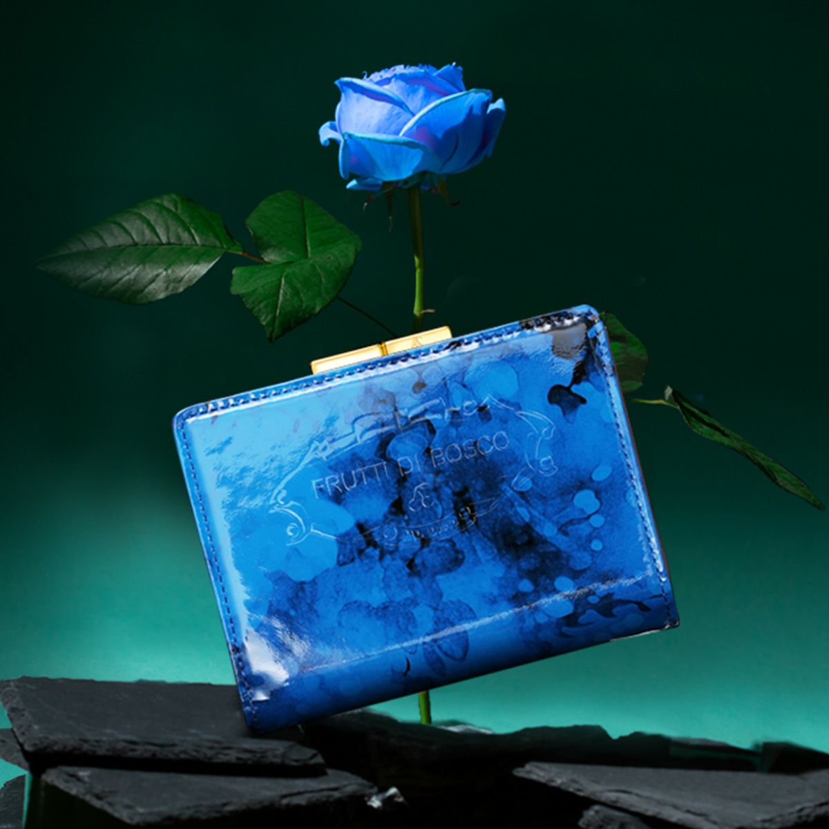 おすすめのレディースブランドの花柄財布はFRUTTIのエルモブルーローズです